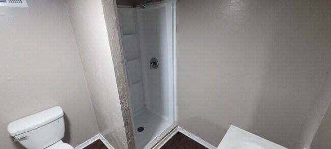 Building Photo - Cute 5 bedroom House