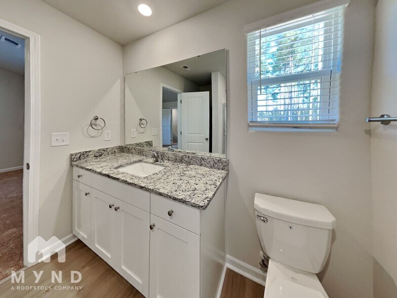 Building Photo - 402 Ivy Bank Dr