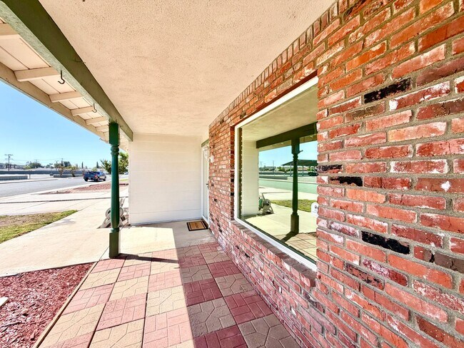 Building Photo - Charming Sun City 55+ Community 2 Bedroom Home with Bonus Sunroom Space