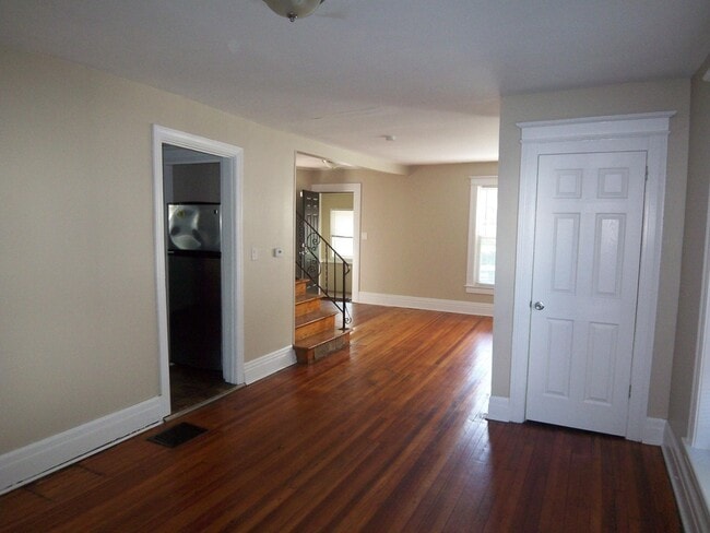 Building Photo - 126 Barton St