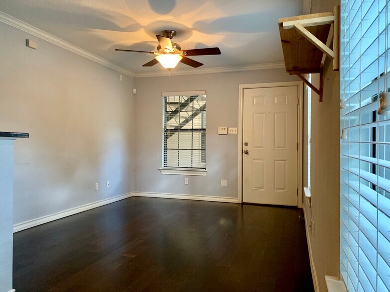 Building Photo - 407 E 45th St #116
