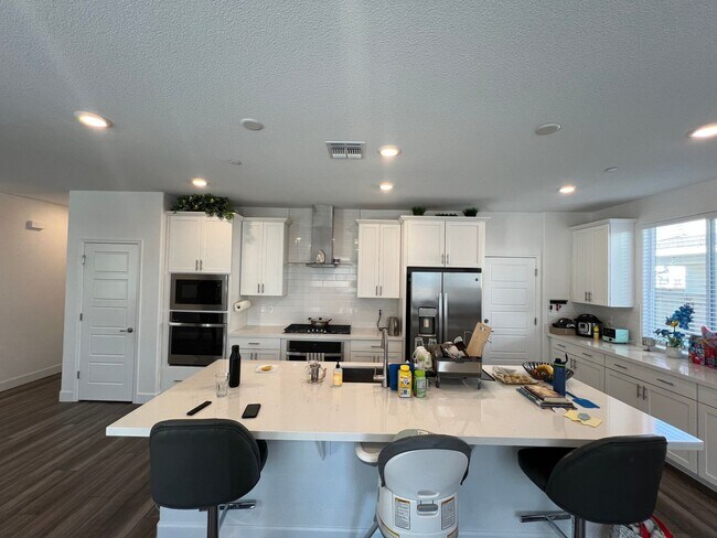 Building Photo - Gorgeous Like-New 4 Bedroom!