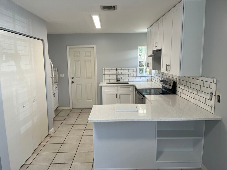 Building Photo - 4700 SE Compass Way