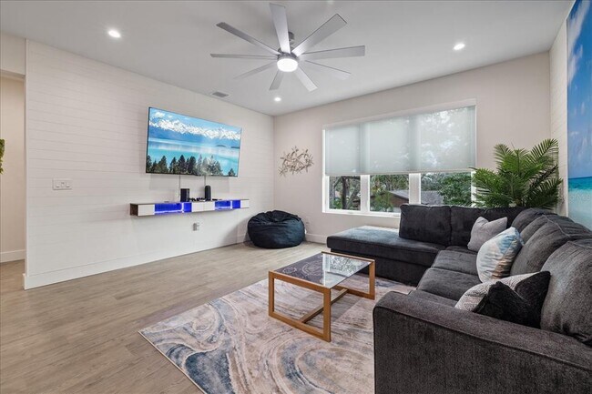 Building Photo - 623 Petit Wy