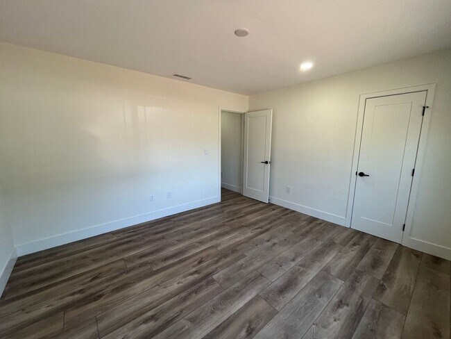 Building Photo - Remodeled in 2025!! Modern Big 7 Bedroom H...