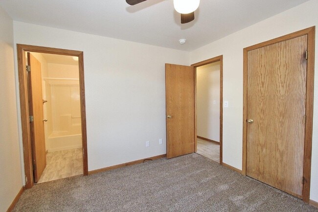 Building Photo - 1020 S Hayes Ave