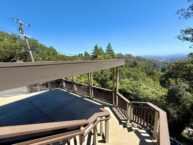 Building Photo - SPACIOUS THREE BED / THREE BATH HOME OFF OF PANORAMIC HWY WITH STUNNING VIEWS