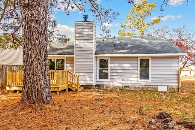 Building Photo - 3-Bedroom Retreat with 2 Full Baths in Fay...