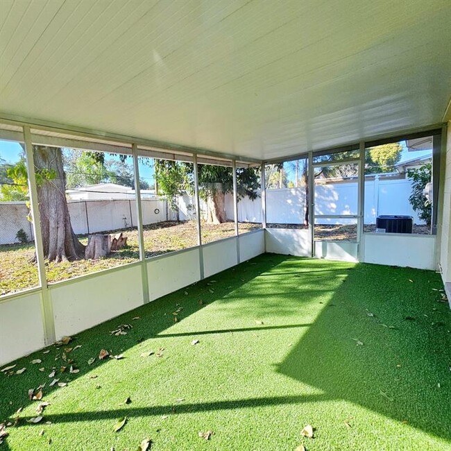 Building Photo - 5520 Hobson St NE