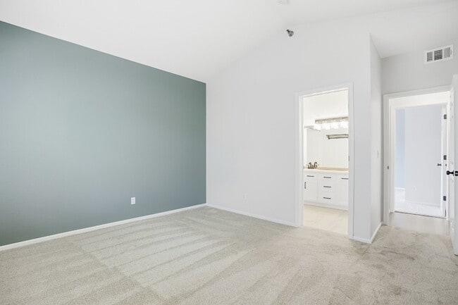 Building Photo - Updated Two Bedroom Condo in Great Location - Community Pool