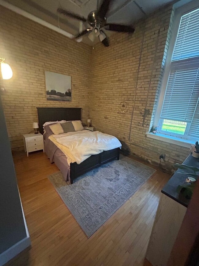 Building Photo - 2 bed/ 1 bath corner condo