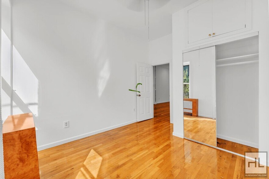 Building Photo - 474-477 7th Ave