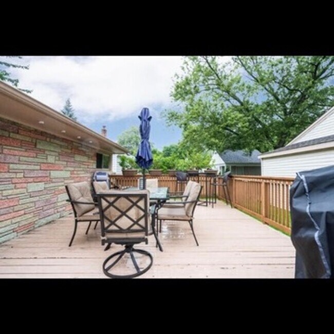 Building Photo - Beautiful 3-bedroom single family home jus...