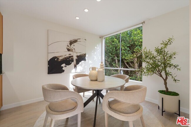 Building Photo - 429 N Oakhurst Dr