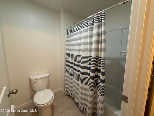 Building Photo - 137 Sutherland Dr SW