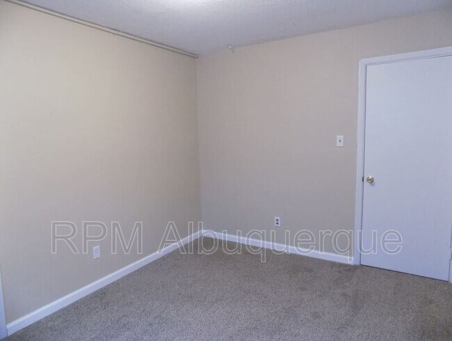 Building Photo - 560 Estancia Dr NW