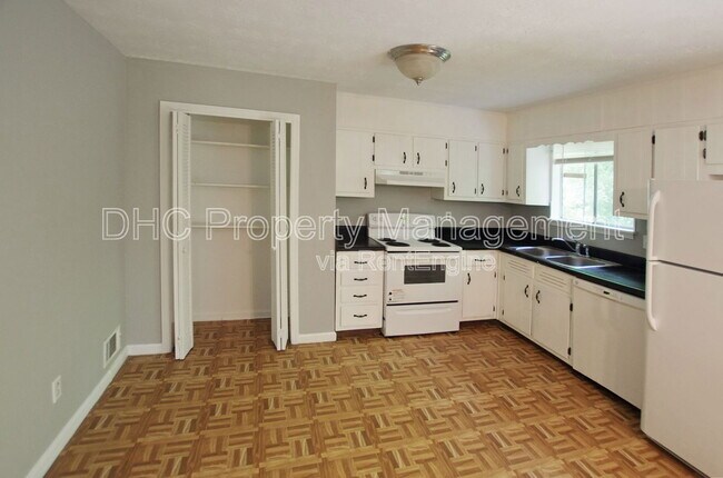 Building Photo - 210 Creekwood Ln
