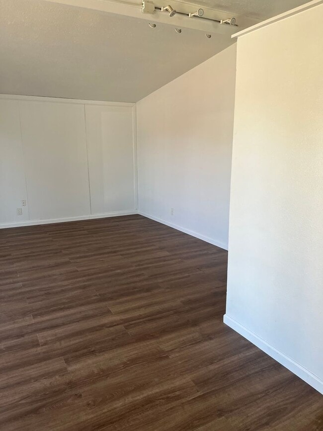 Building Photo - NEW NEW NEW! 3 BEDROOM 1 BATH IN KINGSBURG