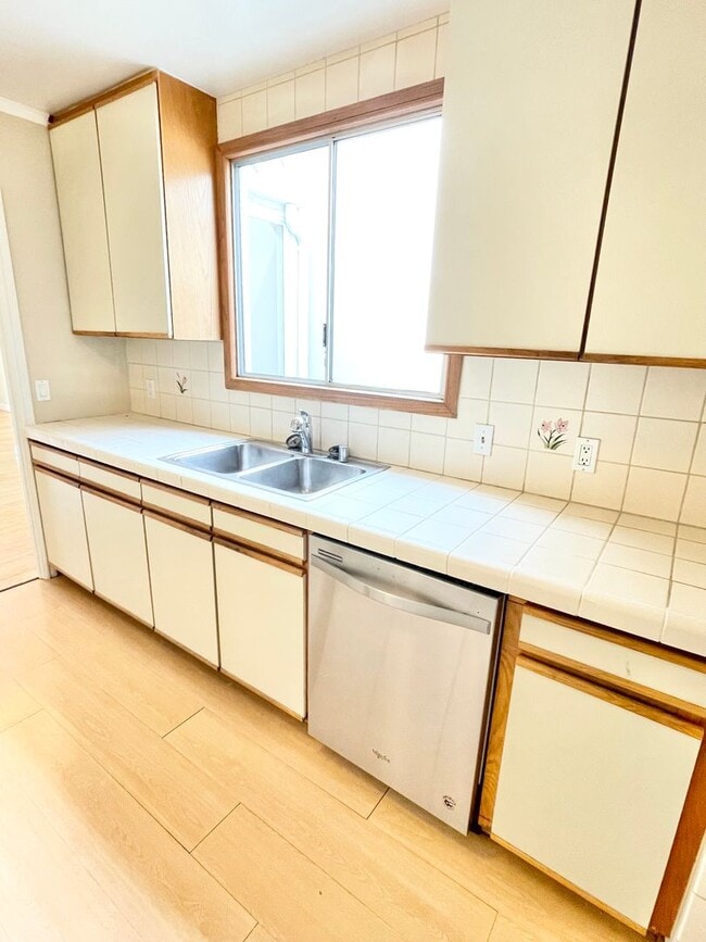 Building Photo - Beautiful 3 Bed / 2 Bath Sunset/Parkside Home!
