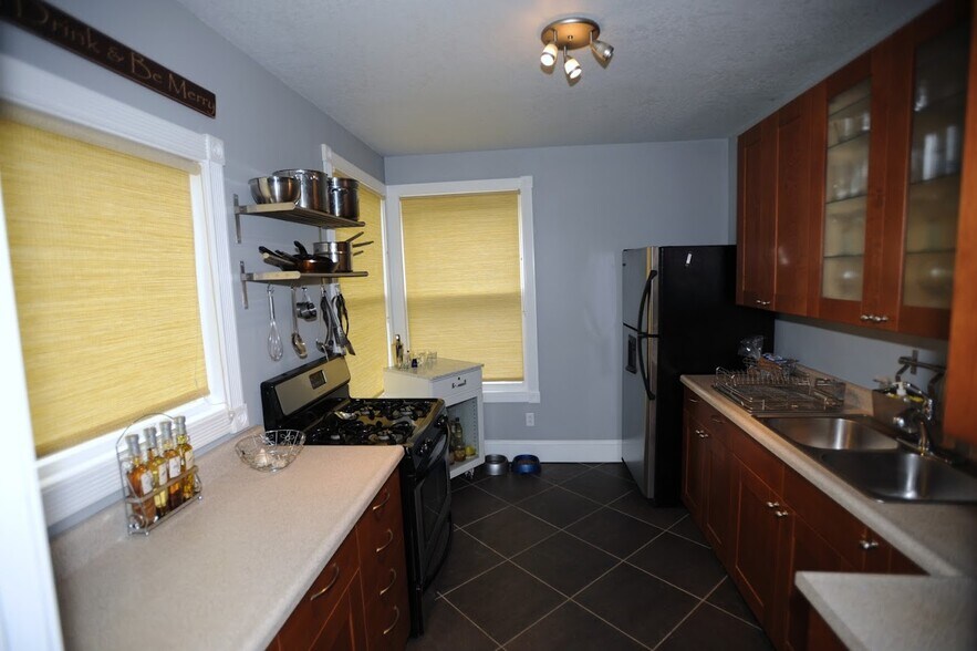 Building Photo - 7617 S Hood Ave