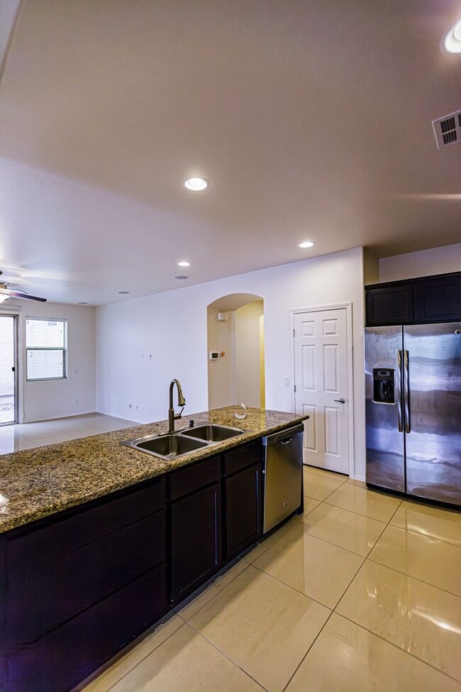 Building Photo - 4 Bedroom home located in Mountain's Edge