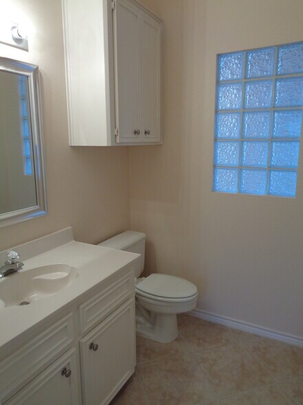 Down Bath - 15505 Cruiser St