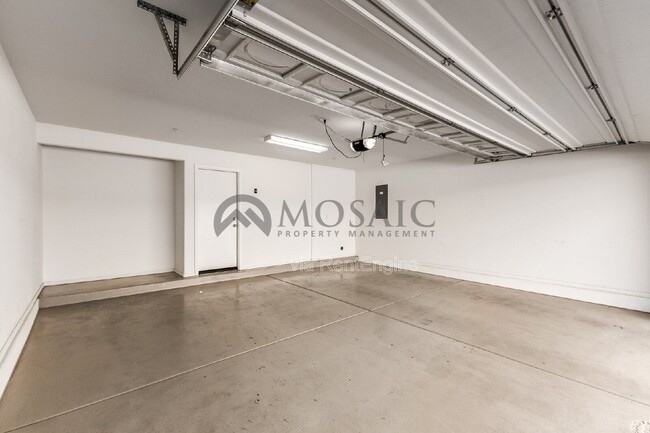 Building Photo - 900 S 94th St