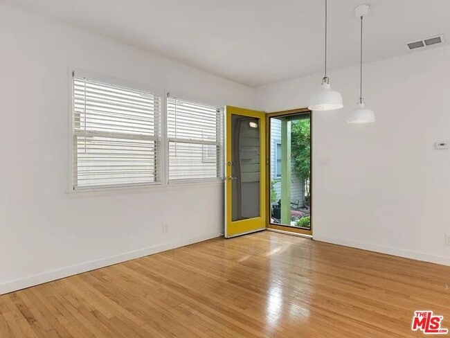 Building Photo - 906 Venezia Ave