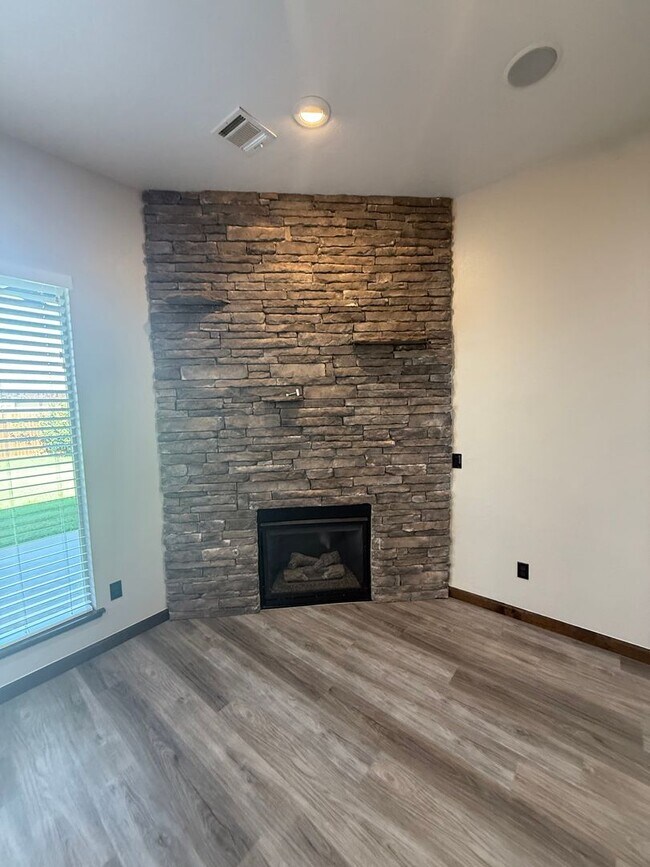 Building Photo - 3 bed plus office, Neighborhood amenities include a neighborhood pond, Pool and playground!
