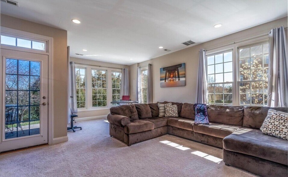 Building Photo - 6933 Stanwick Square