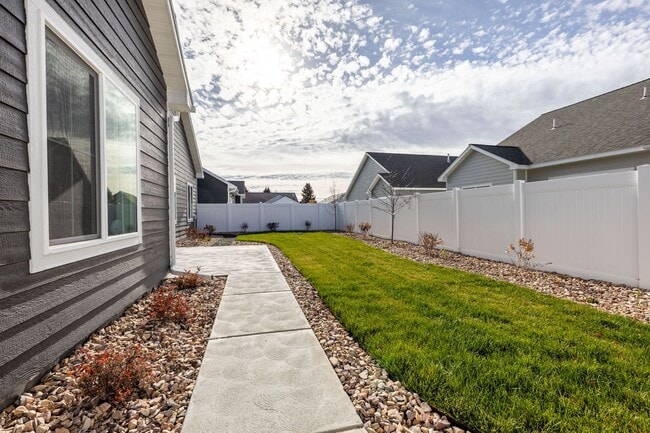 Building Photo - HOLY MOLY CHECK OUT THIS BEAUTIFUL 3 BED 2 BATH HOME IN RIGBY