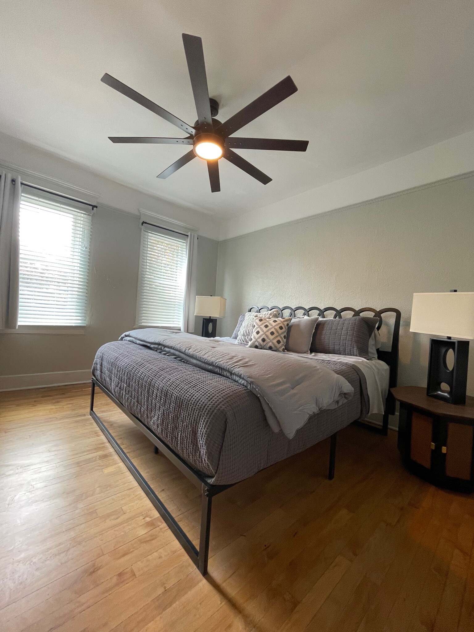 Large bedroom with King bed/barn door closet - 1506 N Jefferson St