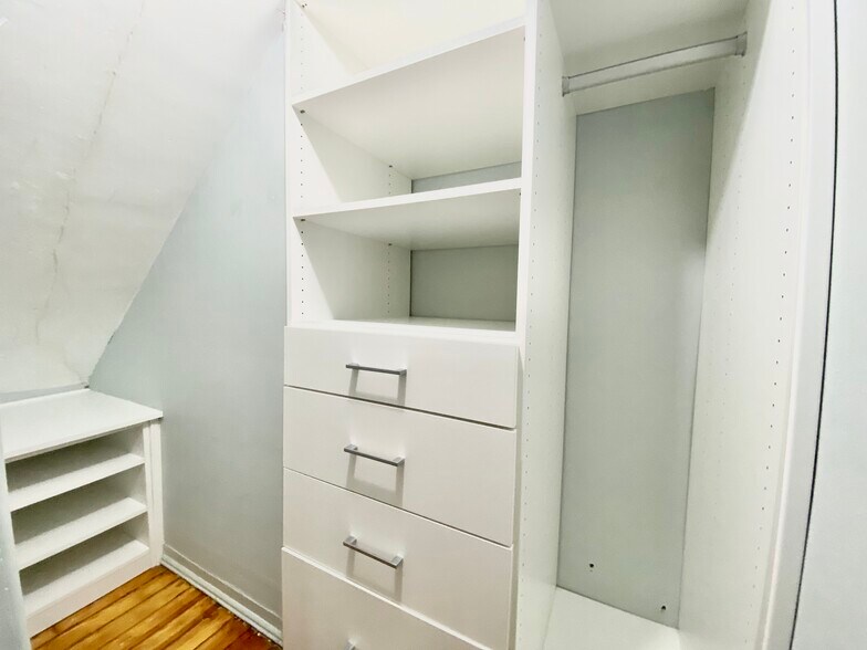 Building Photo - 206 Elm St