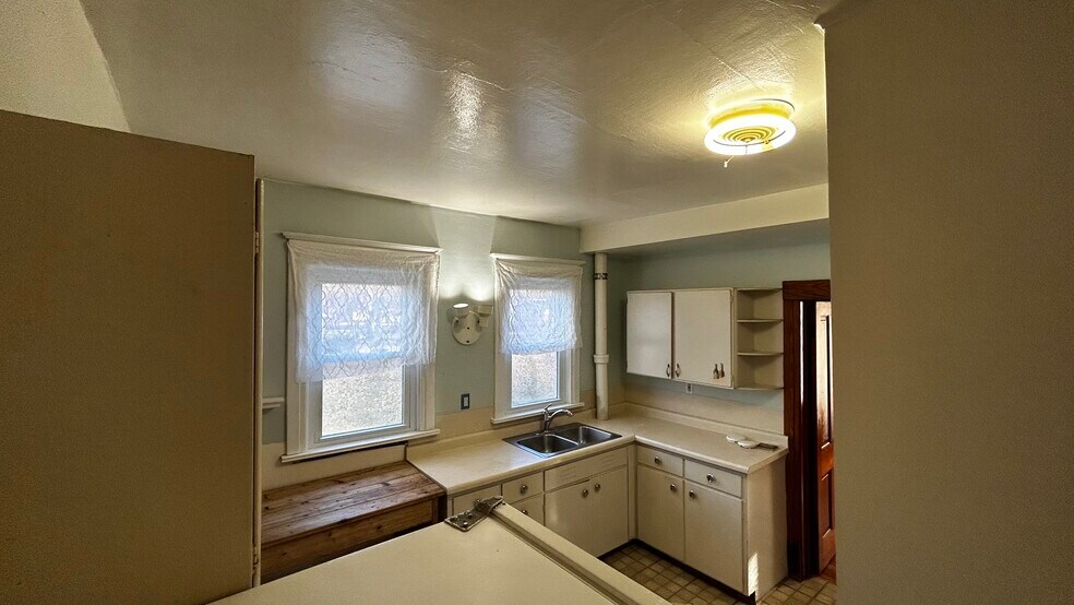 Kitchen - 509 E Maple St