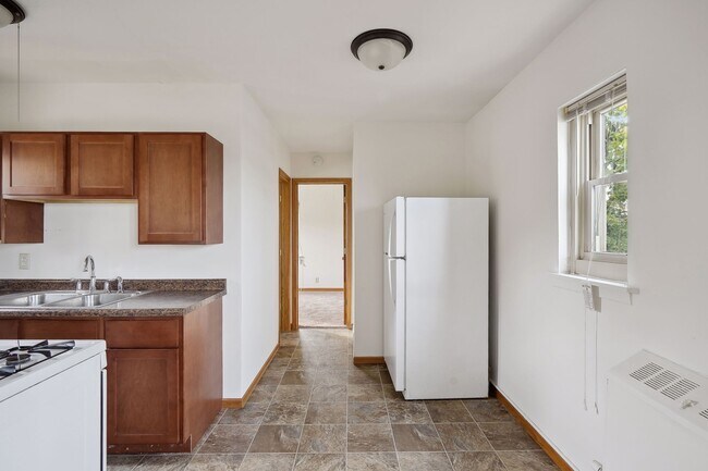 Building Photo - Spacious, Renovated 1BR on Beautiful Iris Park!