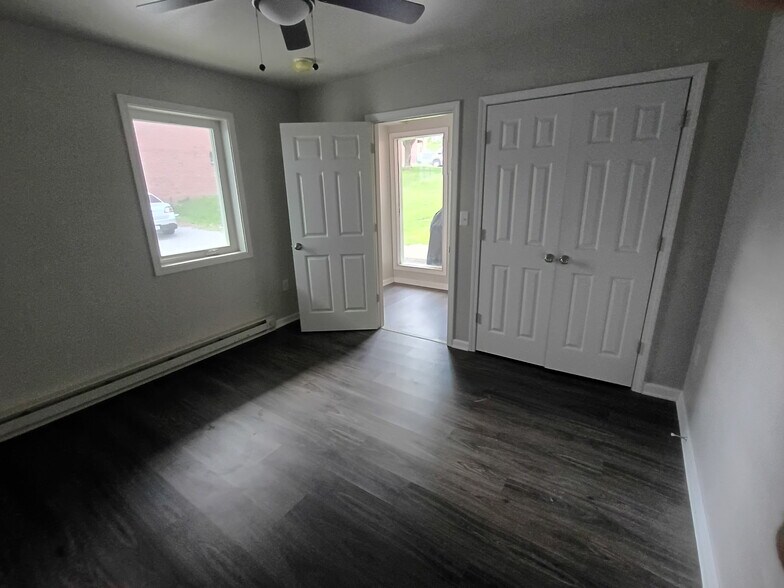 Building Photo - 450 W Chestnut St