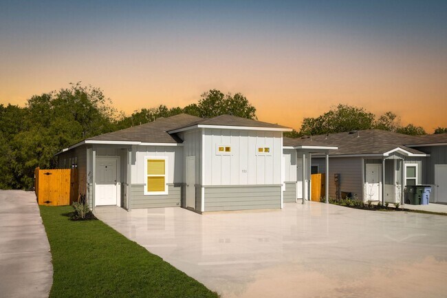Primary Photo - 926 Country Club Dr