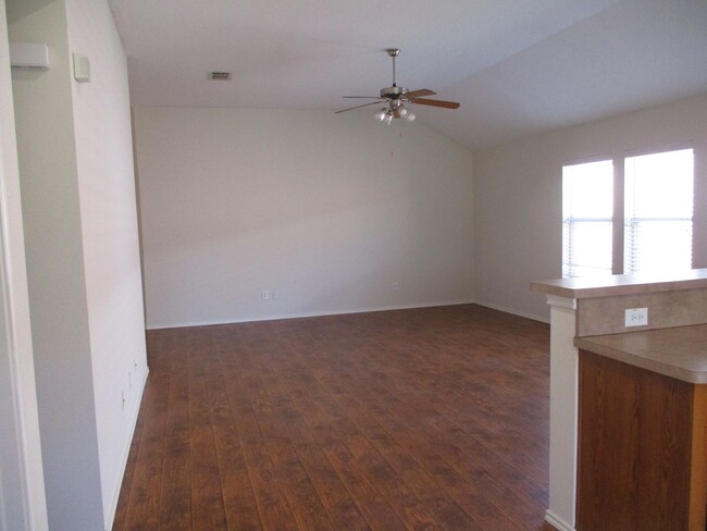 Building Photo - Newly renovated 4/2/2 in Windmill Farms $1950