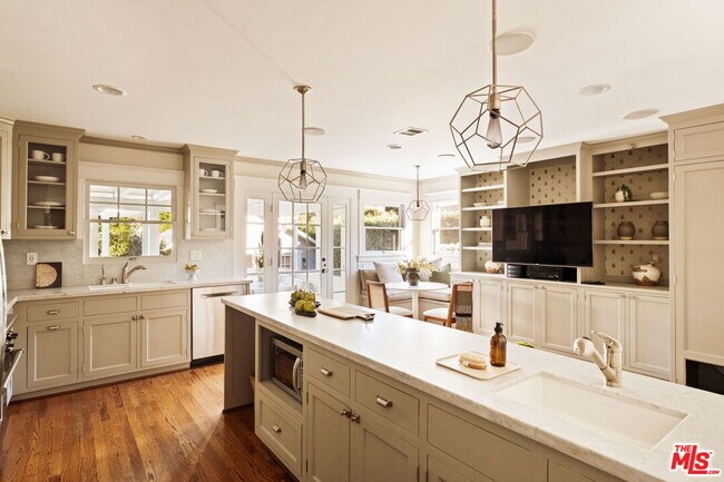 Building Photo - 1438 N Orange Grove Ave