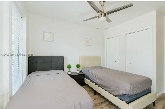 Building Photo - 6865 Bay Dr