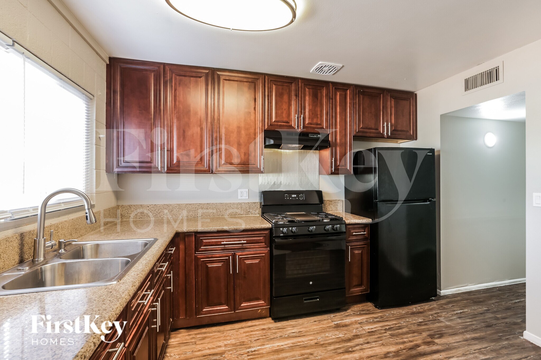 Building Photo - 2800 E Webb Ave