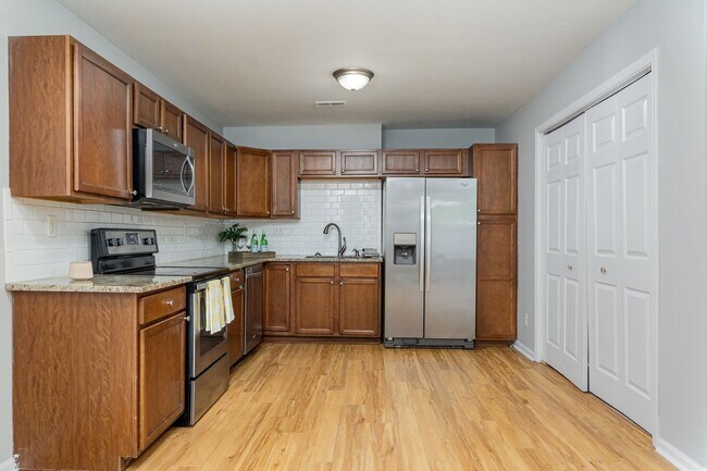 Building Photo - Move-in Ready!