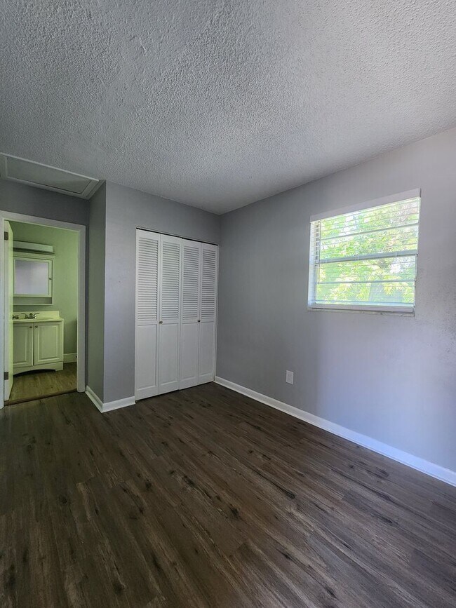 Building Photo - ** UNDER NEW MANAGEMENT **  1 Bedroom / 1 ...