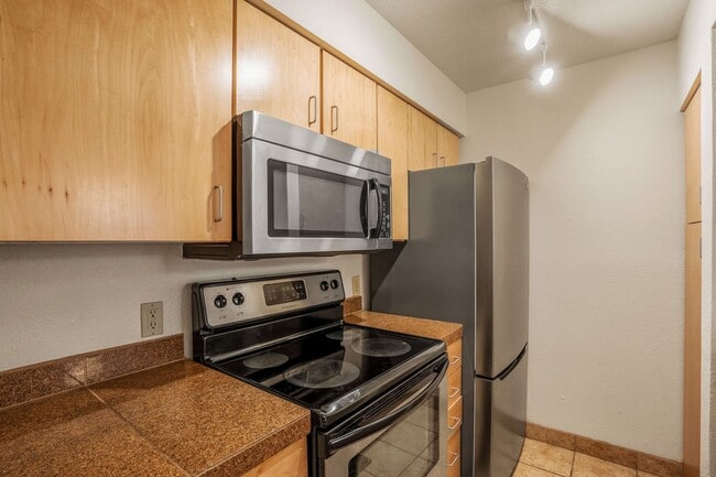 Building Photo - Light-Filled Upstairs Condo in a Prime Loc...