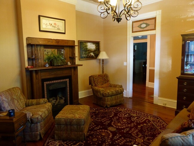 Living - 906 Fatherland St