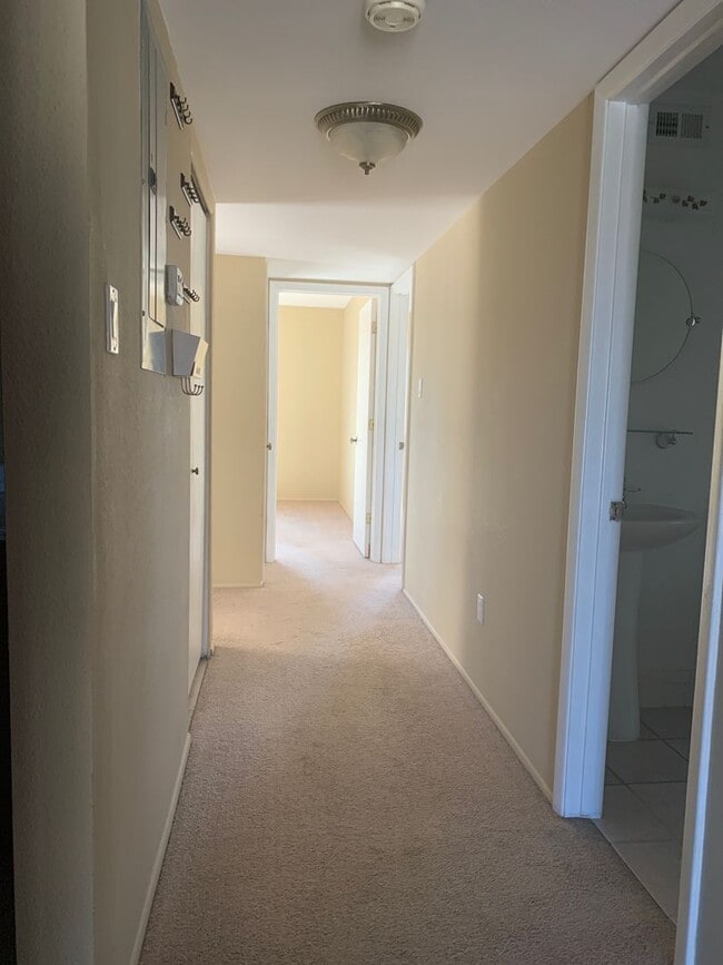 Building Photo - 937L Country Club Dr