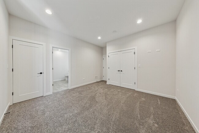 Building Photo - 4904 S St Lawrence Ave