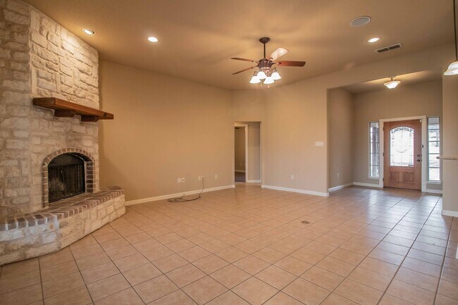 Building Photo - Beautiful Traditional Home on Over an Acre in Weatherford!