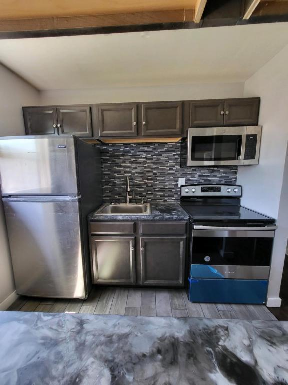 Building Photo - 1059 Midland Ave