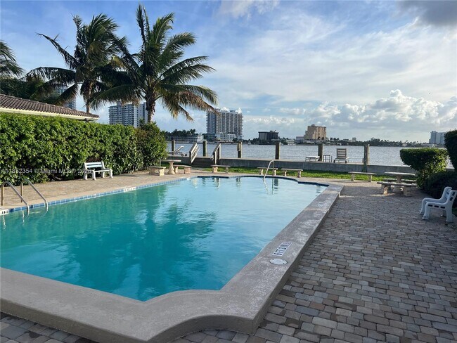 Building Photo - 2250 Bay Dr